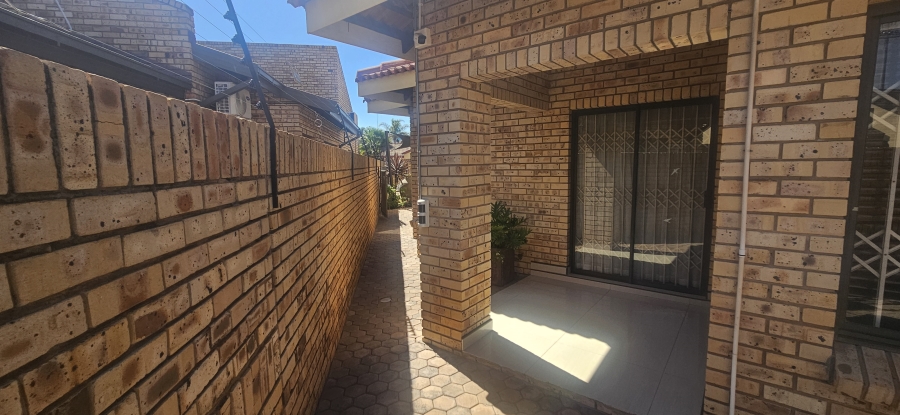 4 Bedroom Property for Sale in Roylglen Gardens Northern Cape